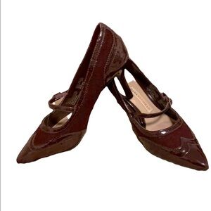 Dana Buchman Sz 8, pointed wingtip shoe, excellent detail. Very stylish.